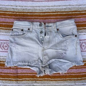 LEVIS 26” WAIST LIGHT WASH DEMIN SHORTS